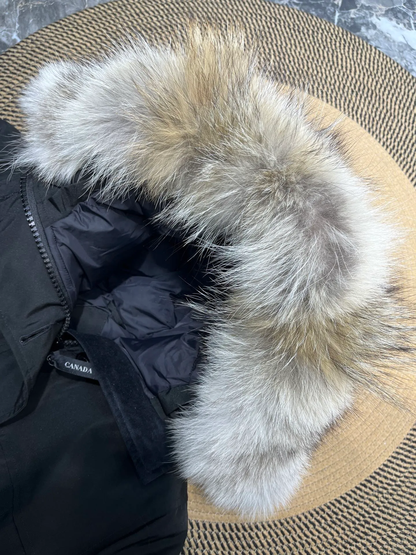 P840 Canada Goose Canada Goose #Expedition03 Parker, a treasure of Canadian origin! Limited supply worldwide! Canada Goose Model 03 is a top-notch couple model. The polar cold-proof outdoor series fur collar detachable hooded parka down jacket is the first Goose in 2024. I hope my friends will like it. Peak quality. I hope everyone can identify it together! The most popular cool items of the Big Goose family in 2024 are online. The same popular product of Yi Yang Qianxi is said to be a joint limited edition Big Goose that cannot be bought in autumn and winter. If you dislike the sameness of the Big Goose in the past, then this model will definitely give you a different experience! This year's most powerful couple's collection for autumn and winter is online, a top-notch luxurious ready-to-wear style, paired with an outdoor warm down jacket with great style and charm! The most standard and classic items of the Daye family in the past two years are equipped with unique reflective stripes for embellishment, which further shows the high-end fashion performance effect. With the embellishment of hardware buckles, it has excellent performance effect. The upper body is clean, simple and elegant, even for urban leisure. It is suitable for various occasions. Designed with large pockets, this model has a large capacity and is equipped with reflective stripes, making it safer at night. It is suitable for various adventure activities. It is made of windproof and waterproof technical materials. The interior is filled with full white duck down, which is absolutely cold-proof and warm. It also has a stand-up collar design and fine fluff at the collar, with meticulous attention to detail! The charm of this model is also more spiritual, and the upper body has more temperament and specifications. It perfectly shows the ultra-high standard of fashionable performance of this model, integrating outdoor and life, and you can even create high-street wear! The most pinnacle limited-edition goose that we have presented so far, both in terms of design and detailed materials, it is completely outstanding. The grand and evergreen version design is matched with cool reflective elements. The overall appearance can be said to be quite high, and it has that kind of powerful outdoor performance! It combines high-end casual attributes with high-street style. It is high-grade, domineering, warm, and beautiful. The visibility of the upper body is quite strong, and the configuration of the owl element is highly brand-recognizable. It fully complements the overall brand performance and visual effects, and also has the high-end sense of fashion and fashionable performance. It is a must-buy product because it is the most awesome down brand on the planet and one of Canada's three national treasure brands. It is also a sentimental down luxury brand. In the field of polar cold-proof clothing, Goose has made an irreplaceable contribution... Size: xs s m l xl